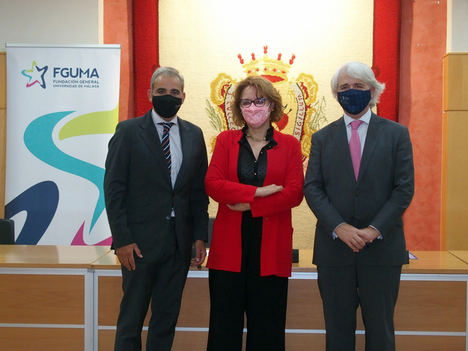 Antonio Lara, Yolanda García Calvente y Salvador González, en el Colegio de Abogados de Málaga.