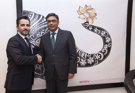 Antonio Urrea CEO y Vikram Misri embajador India INTEX