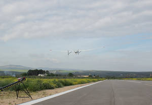 El consorcio Ariadna completa con éxito el primer vuelo simultáneo de un drone civil y un avión tripulado en un aeropuerto español