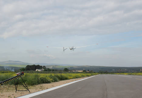 El consorcio Ariadna completa con éxito el primer vuelo simultáneo de un drone civil y un avión tripulado en un aeropuerto español