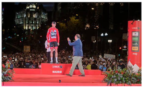 Arturo Molinero, director RRHH y relaciones externas de Carrefour entrega el maillot a Chris Froome.