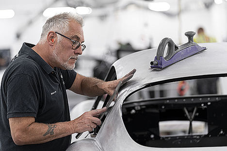 Un trabajo artesanal excelente para construir la saga de Aston Martin DB4 GT Zagato Continuation