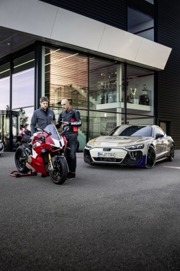 El Audi e-tron GT Prototype y la Ducati Panigale V4 R
 