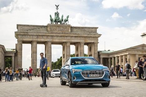 Audi combina las ventajas de un patinete eléctrico y un monopatín en el Audi e-tron Scooter