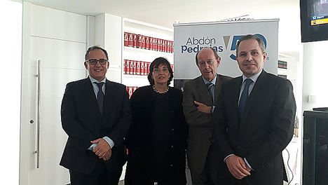 De izqda. a dcha.: Iván López, Lourdes Arastey Sahún, Tomás Sala, director de formación del despacho, y Antonio Pedrajas.
