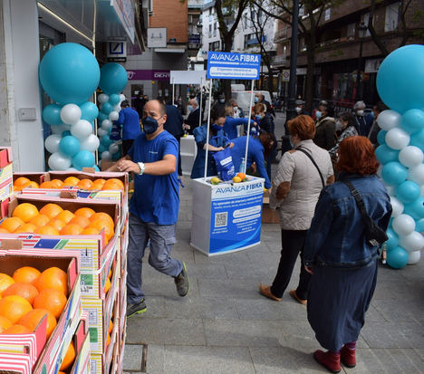Avanza Fibra regala 4.000 kilos de naranjas y limones de Murcia para la apertura de su tienda en Alcorcón