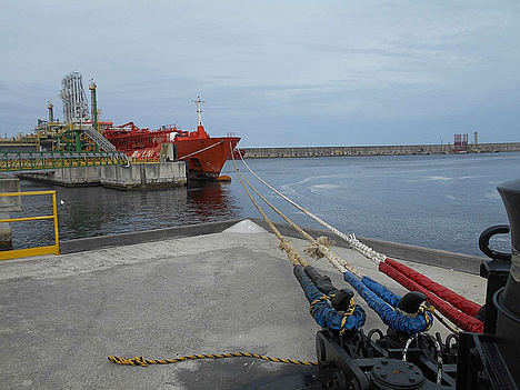 Axpo suministra gas desde Bilbao al buque- grúa más grande del mundo
