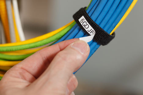 Nueva e innovadora solución para la identificación de cables: material de impresión BradyGrip™ para cinta de cierre