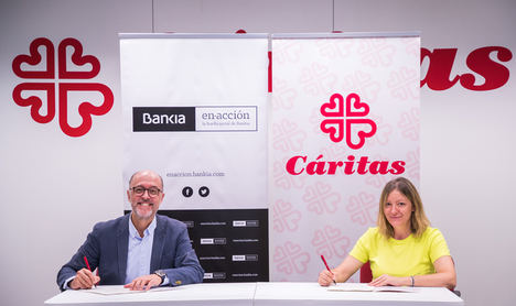 El director de Gestión Responsable de Bankia, David Menéndez, y la secretaria general de Cáritas Española, Natalia Peiro.
