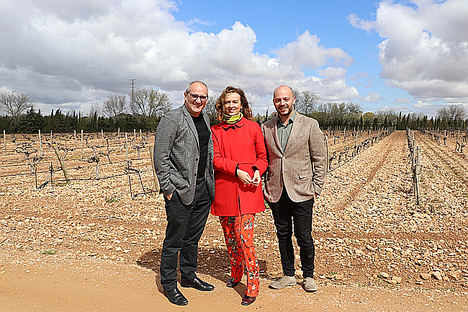 Belén López, Pedro Ballestero, Master of Wine (MW) y Elías López Montero, enólogo de Verum.