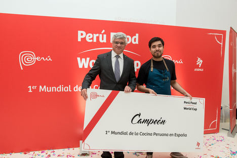 Bernardo Muñoz, OCEX, con el ganador.
