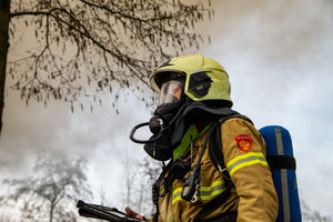 ¿Conoces cuál es el material que emplea el cuerpo de bomberos y que les hace resistentes contra las llamas?