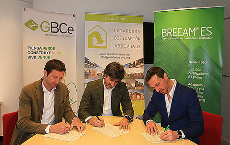 Bruno Sauer, Bruno Gutiérrez y Javier Torralba durante la firma.