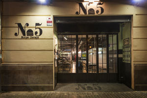 Abre en Valencia la 1ª hamburguesería ambientada en un taller mecánico de los 70 decorada con piezas de anticuarios