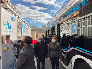 La ‘Ruta del hidrógeno’ de Carburos Metálicos llega a su octava parada en Toledo para repostar un autobús urbano