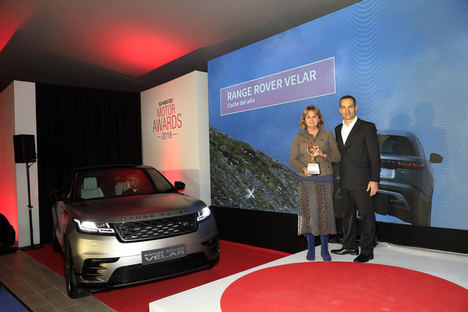 Belén Lacalle, directora de comunicación de Jaguar LandRover, recibe el premio.