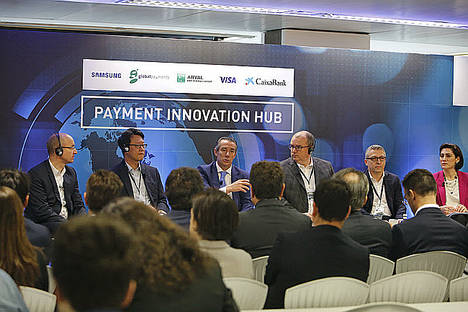 De izqda a Dcha. Christophe Conegero: director de Nuevos Negocios de Arval. Victor Kim: director EMEA de Samsung Pay. Juan Alcaraz: presidente de CaixaBank Payments y director general de CaixaBank. Frank Young: vicepresidente senior de Global Payments. Bertrand Sava: director general para el sur de Europa de Visa Europe.