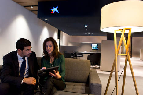 CaixaBank invierte 75 millones de euros para sustituir todos los PC de oficinas y gestores por tabletas