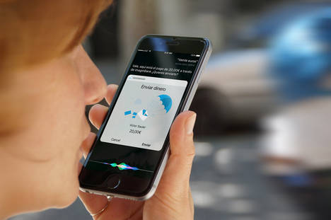 CaixaBank lanza un servicio para enviar dinero con móviles iPhone hablando a Siri