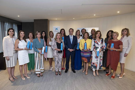 Gonzalo Gortázar, consejero delegado de CaixaBank, y las ganadoras territoriales de los Premios Mujer Empresaria CaixaBank 2019.