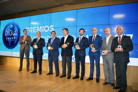 Carlos Santos García tercero por la izquierda, posando con el resto de Embajadores de Accesibilidad de este año.