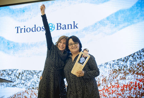 Carmen Granados y Claudia Diaz con el galardón.