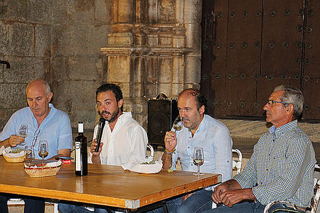 Los Santos de Maimona celebra una cata pública comentada sobre varios vinos premiados de la zona