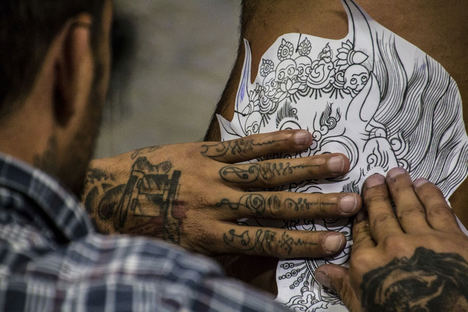 Cerca de 15.000 tatuadores ejercen de manera irregular en España