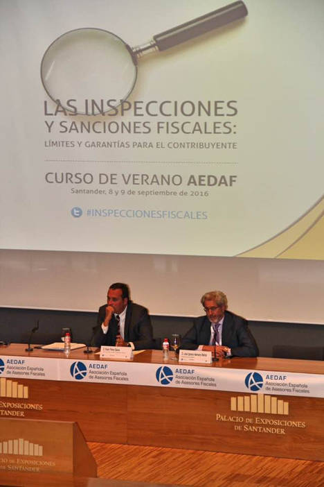De izqda a dcha, Pedro Pérez Eslava, Director de la Agencia Cántabra de Administración Tributaria, y José Ignacio Alemany, Presidente de la AEDAF