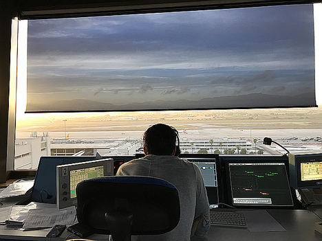 Controlador de ENAIRE en la Torre del Aeropuerto de Palma.