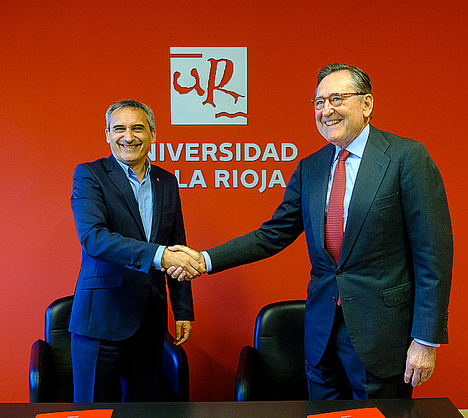 El rector Julio Rubio (izq) junto a Matías Rodríguez Inciarte (dcha) tras la firma del acuerdo.