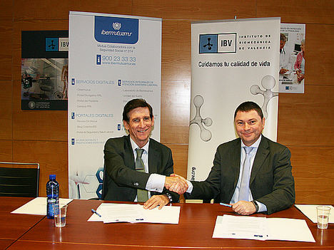 Heraclio Corrales (a la izquierda) y Javier Sánchez, tras la firma del convenio de colaboración.