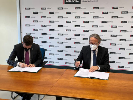 El director de Ibermutua en Castilla y la Rioja, Rafael Tortuero, en el momento de la firma del convenio de colaboración con el rector de la UEMC, David García.