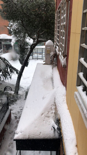 Los aparejadores aconsejan a los vecinos limpiar la nieve de las terrazas y balcones que pueda caer sobre la vía pública