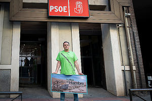 César Vea delante de la sede del PSOE.