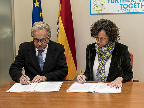 La directora general de la Oficina Española de Cambio Climático, Valvarena Ulargui, y el CEO de DH Eco Energías, Teo López, durante la firma de los convenios de ‘Proyecto Clima’.