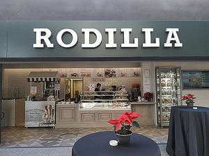 DISA inaugura la primera Electrolinera y restaurante Rodilla de Canarias