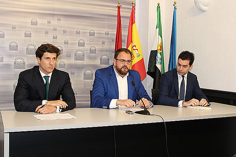 De izda. a dcha.: el responsable de Desarrollo OPDEnergy, Alejandro Álvarez; el alcalde de Mérida, Antonio Rodríguez; y el CEO de la compañía, Luis Cid.