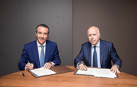 De izqda: a dcha.: el director general de CaixaBank, Juan Antonio Alcaraz, y el presidente de KPMG en España y de la Fundación KPMG, Hilario Albarracín.