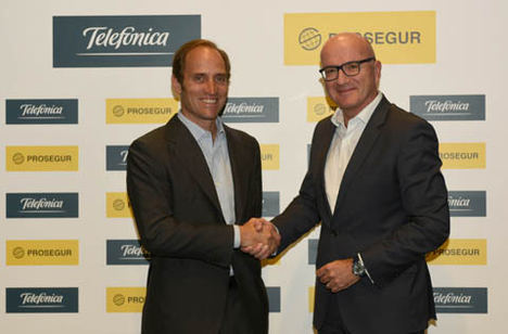 De izqda. a dcha.: Christian Gut, consejero delegado de Prosegur, y Ángel Vilá, consejero delegado de Telefónica, en la firma del acuerdo en septiembre de 2019.