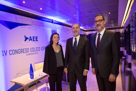 De izquierda a derecha: Rocío Sicre, Presidenta de AEE; José Domínguez Abascal, Secretario de Estado de Energía; Juan Virgilio Márquez, Director General de AEE.