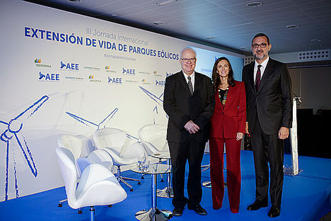 De izqda a dcha: Galo Gutiérrez, Director General de Industria y PYME; Rocío Sicre, Presidenta de AEE; y Juan Virgilio Márquez, Director General de AEE.