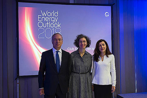 De izqda a dcha, el presidente de Viesgo, Miguel Antoñanzas; Chief Energy Modeller  de la Agencia Internacional de la Energía (AIE), Laura Cozzi, y la vicepresidenta de la CNMC, María Fernández.