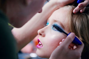 Dermatólogos de Creu Blanca advierten sobre los peligros del maquillaje de carnaval en la piel infantil