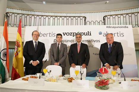 De izqda a dcha: Sr. César Chiva (CEO de Executive Forum, Sr. Miguel Alba, director de Vozpopuli, Sr. Bala Venkatesh Varm, Embajador de India en España y Sr. Sergi  Loughney Castells, director de Relaciones Institucionales y Responsabilidad Social Corporativa de Abertis, 