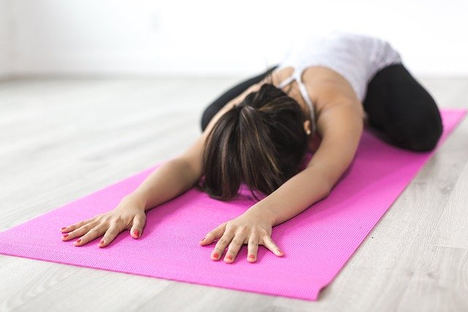 Cinco ejercicios de yoga para hacer en casa y fortalecer el suelo pélvico