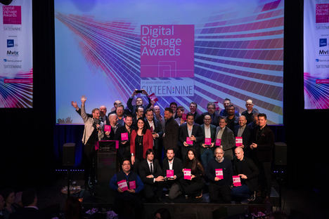 Grupo de los premiados durante la ceremonia de entrega de galardones Digital Signage Awards celebrada en Amsterdam.