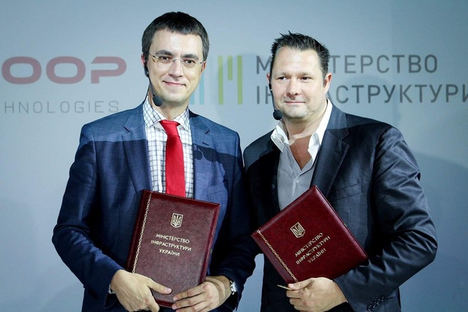 Dirk Ahlborn, CEO Hyperloop Transportation Technologies, y Volodymyr Omelyan, Ministro de Infraestructuras de Ukrania.
