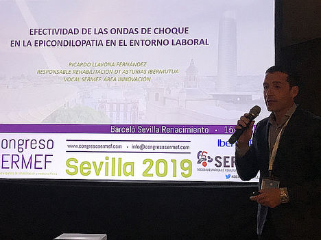 El doctor Ricardo Llavona, jefe del Servicio de Rehabilitación de Ibermutua en Asturias, durante la presentación de su ponencia.