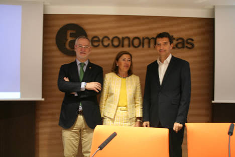 Roberto Pereira, presidente de EAL-CGE, 
Rafael Domenech, Economista jefe del Servicio de Estudios del BBVA
María José Elua, vocal del Consejo Directivo de EAL-CGE.
